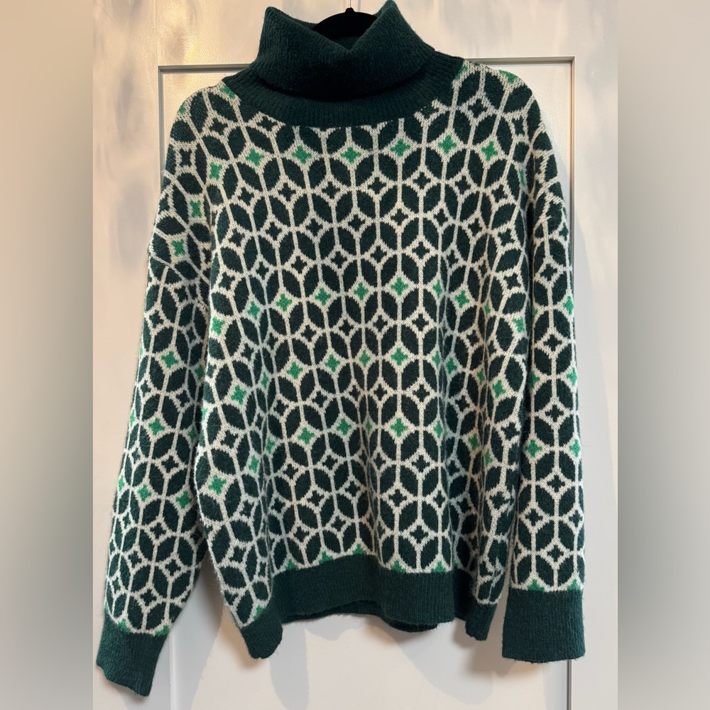 Q2 Green and White Geometric Turtleneck Sweater